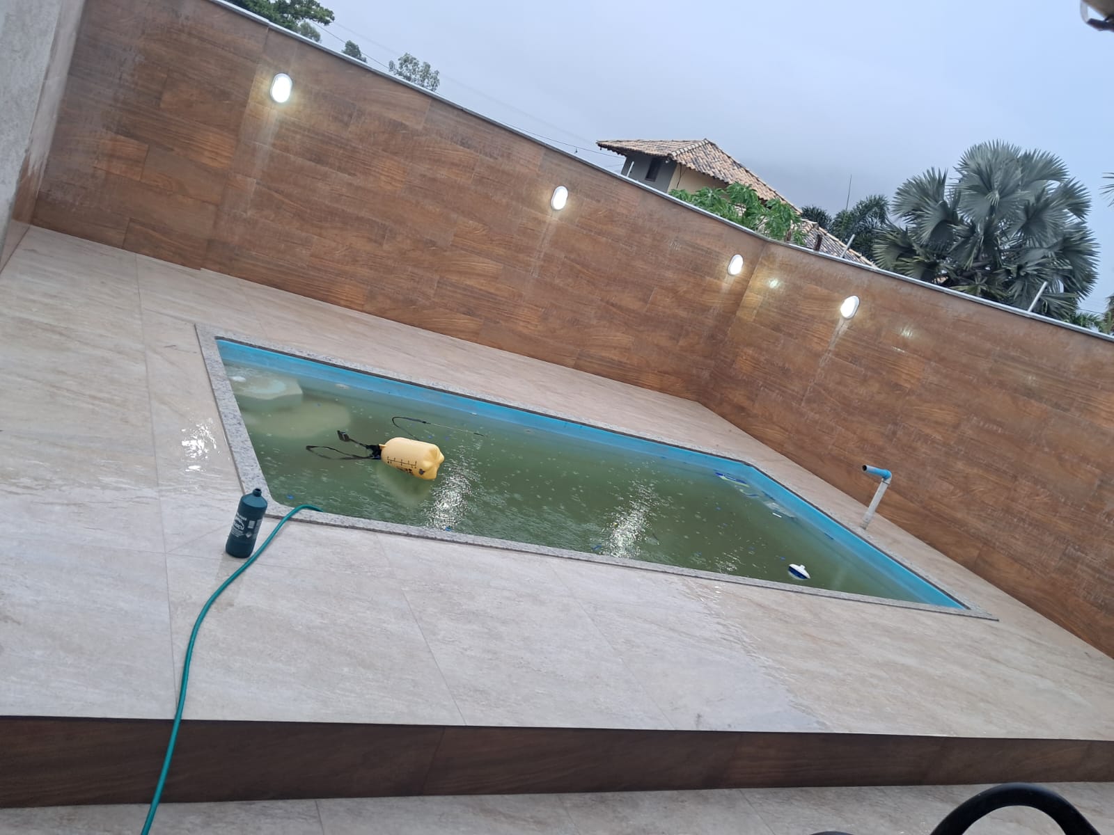 Área externa com piscina em obra